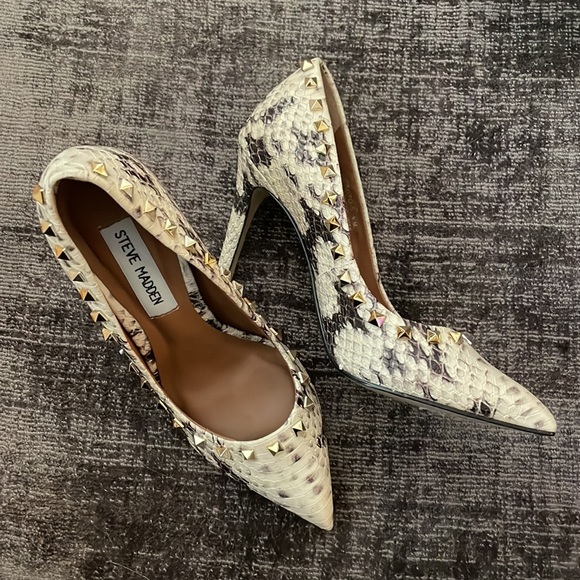 Steve Madden Shoes - Steve Madden snake studded pumps